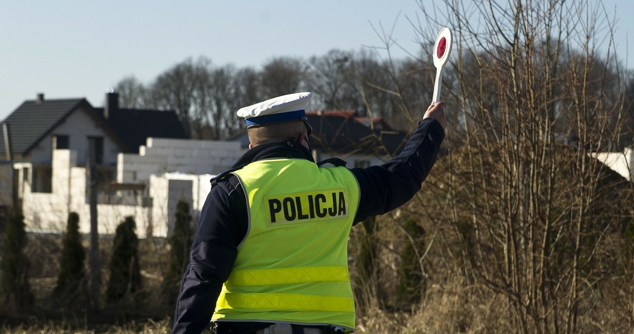 Policjanci zwracają uwagę, że "mruganie długimi" wiąże się nie tylko z mandatem. /Stanislaw Bielski /Reporter