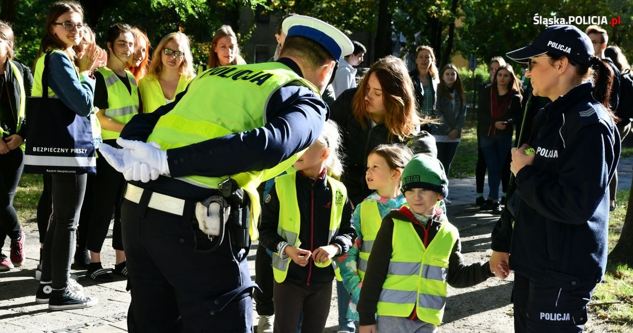 Policjancji edukują i apelują - noszenie odblasków jest w interesie samych pieszych /Informacja prasowa