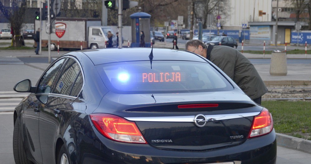 Policjant chce wam zabrać prawo jazdy? Zadzwońce na komendę i złóżcie doniesienie, że przekroczył prędkość o ponad 50 km/h /Włodzimierz Wasyluk /Reporter