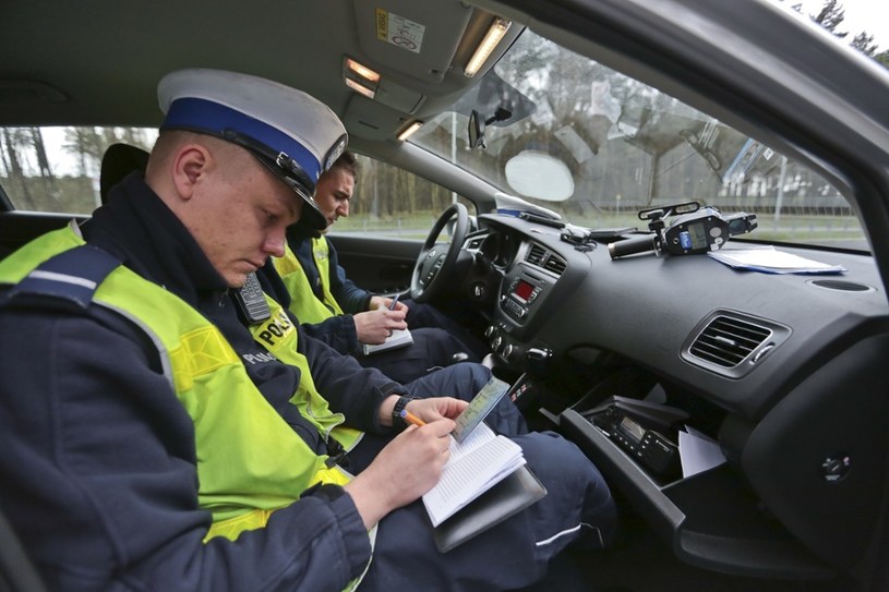 Policjant dane samochodu sprawdzi sobie w systemie /Piotr Jędzura /Reporter