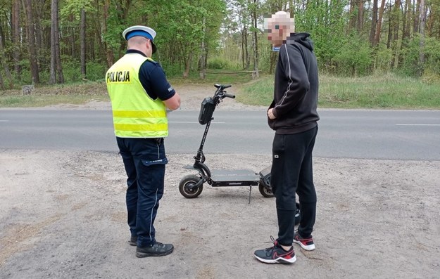 Policjant i 21-latek, który jechał na hulajnodze /Policja Kujawsko-Pomorska /