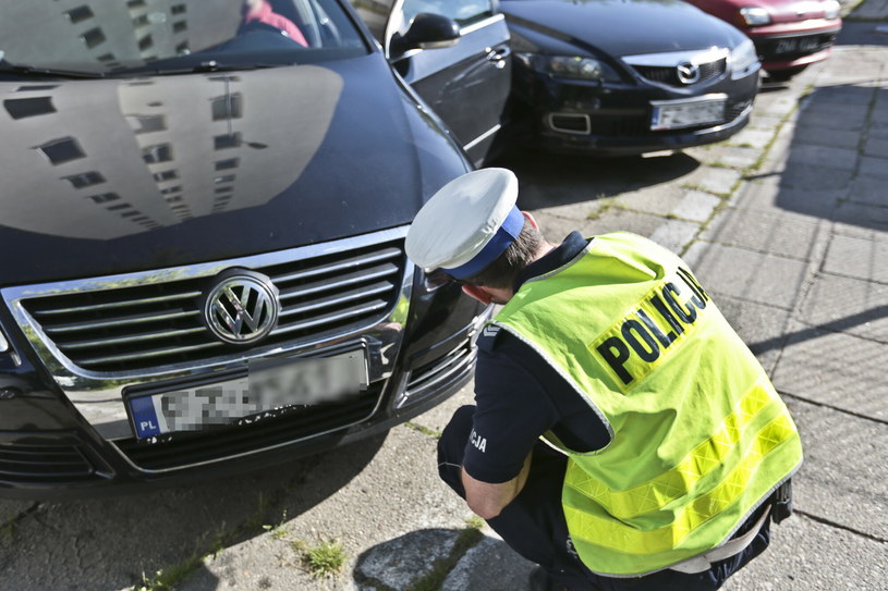 Policjant, który ma wątpliwości co do stanu technicznego danego auta, może nawet wsiąść za jego kierownicę. /Piotr Jędzura /Reporter