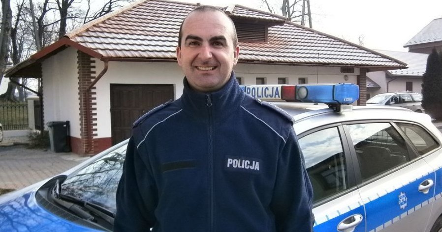 Policjant, który uratował kobiecie życie /Policja