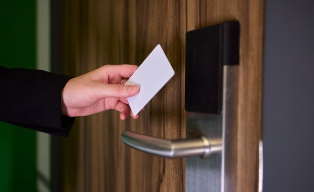 Policjant miał molestować 28-latkę. Co się stało w hotelu na Mokotowie?