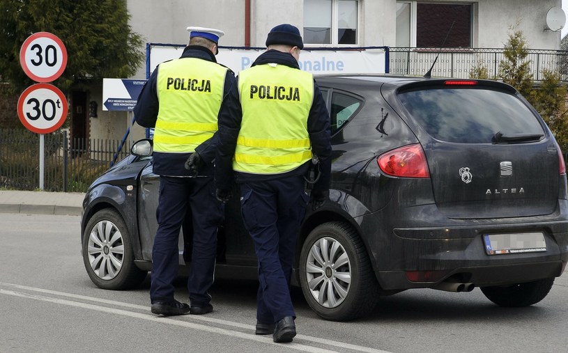 Policjant może przeszukać auto w każdej sytuacji, ale można go "przekonać" do zmiany zdania /Stanislaw Bielski /Reporter
