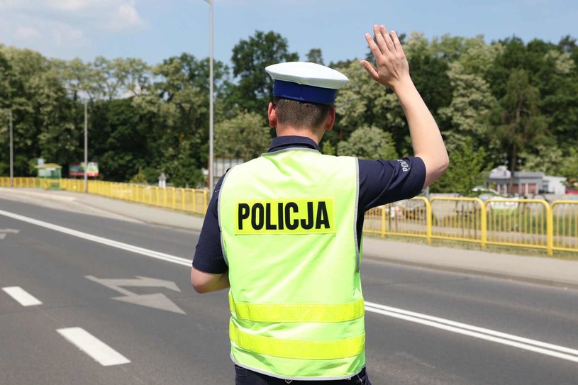 Policjant może ukarać mandatem nie tylko kierowcę, ale również pasażera /PIOTR JEDZURA/REPORTER /East News