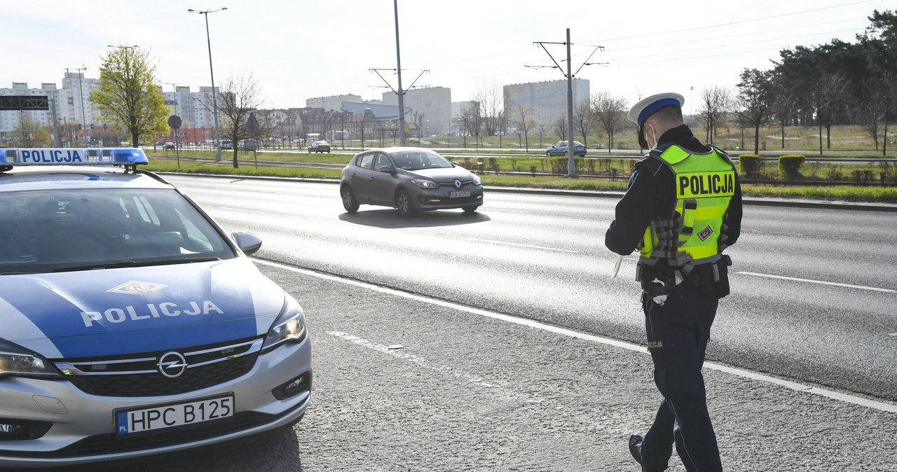 Policjant może zatrzymać nas do kontroli właściwie zawsze /zdj. ilustracyjne /Paweł Skraba/REPORTER /East News