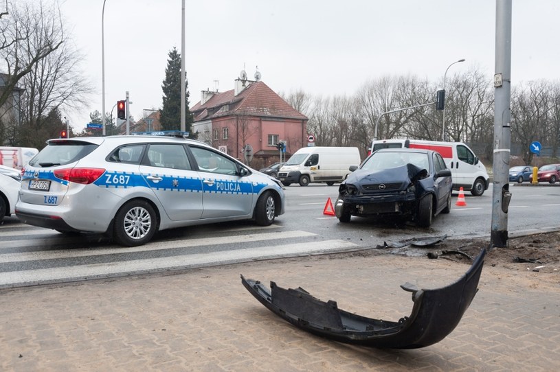 Policjant może zatrzymać prawo jazdy sprawcy kolizji, który nie rozumie swojej winy /Artur Zawadzki /Reporter