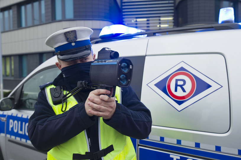 Policjant na drodze będzie mógł wystawić mandat do 5 tys. zł /Stanisław Bielski /Reporter