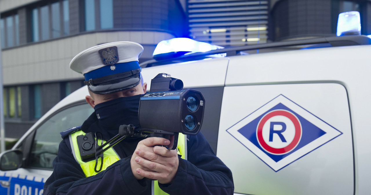 Policjant na drodze będzie mógł wystawić mandat do 5 tys. zł /Stanisław Bielski /Reporter