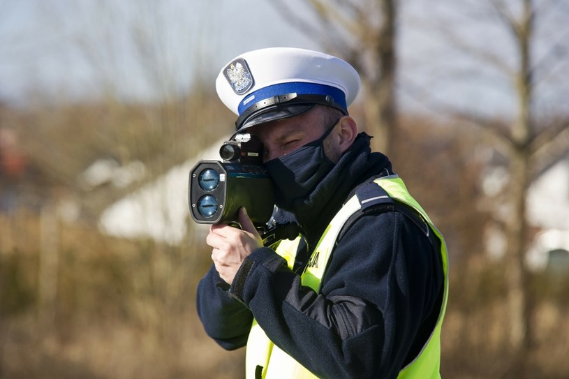 Policjant na drodze może zweryfikować, że kierowca już kiedyś dostał mandat za przekroczenie prędkości. Nie będzie jednak wiedział, jak duże było to przekroczenie /Stanisław Bielski /Reporter