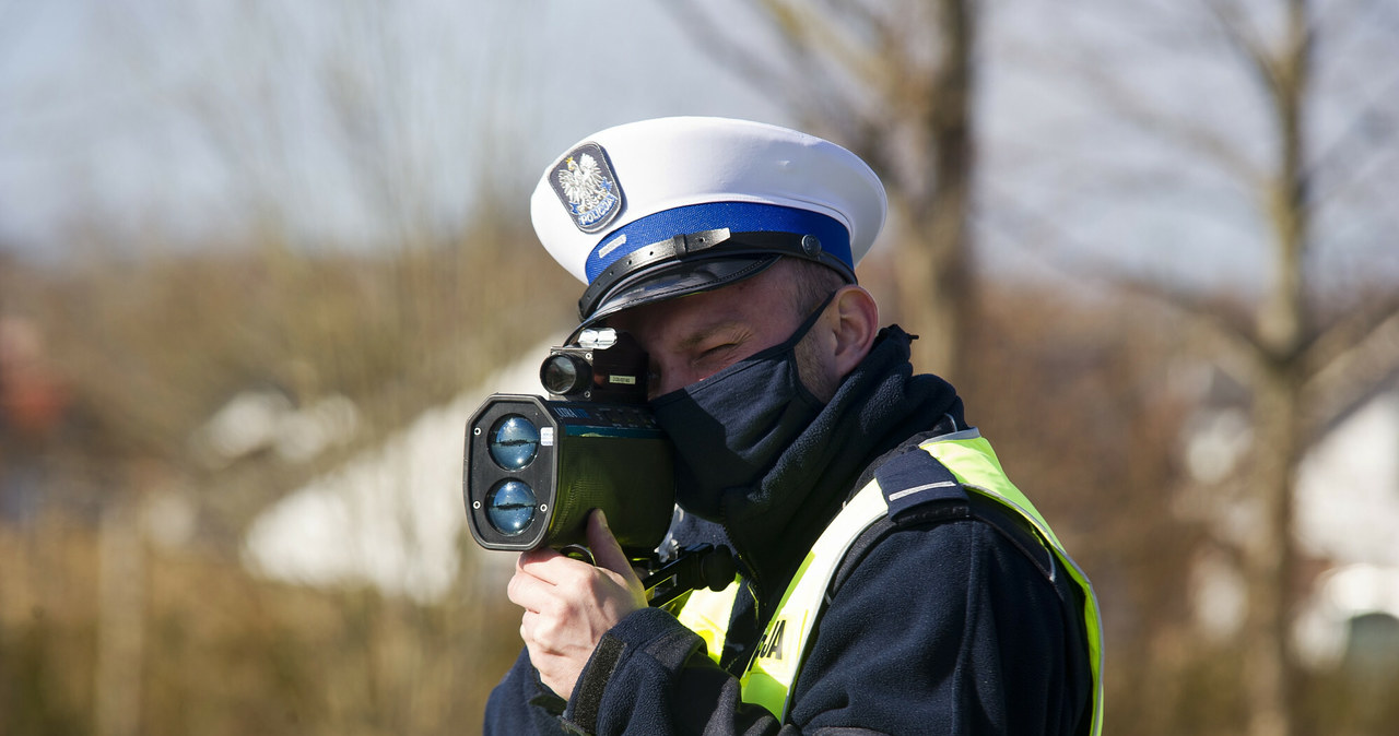 Policjant na drodze może zweryfikować, że kierowca już kiedyś dostał mandat za przekroczenie prędkości. Nie będzie jednak wiedział, jak duże było to przekroczenie /Stanisław Bielski /Reporter