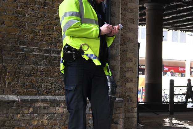 Policjant na London Bridge w Londynie (zdjęcie ilustracyjne) /FACUNDO ARRIZABALAGA /PAP/EPA