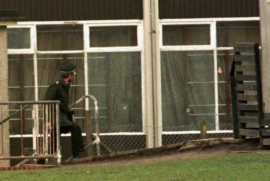 Policjant na miejscu tragedii w Dumblane w Szkocji / 	Phil RIDER /PAP/EPA