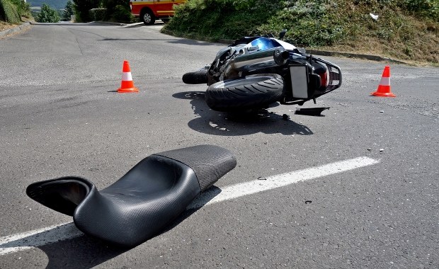 Policjant na motocyklu zderzył się z volkswagenem. Poważny wypadek na Mazowszu