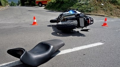Policjant na motocyklu zderzył się z volkswagenem. Poważny wypadek na Mazowszu