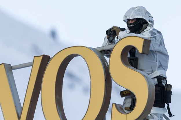Policjant obserwujący otoczenie hotelu w Davos /ALESSANDRO DELLA VALLE /PAP/EPA