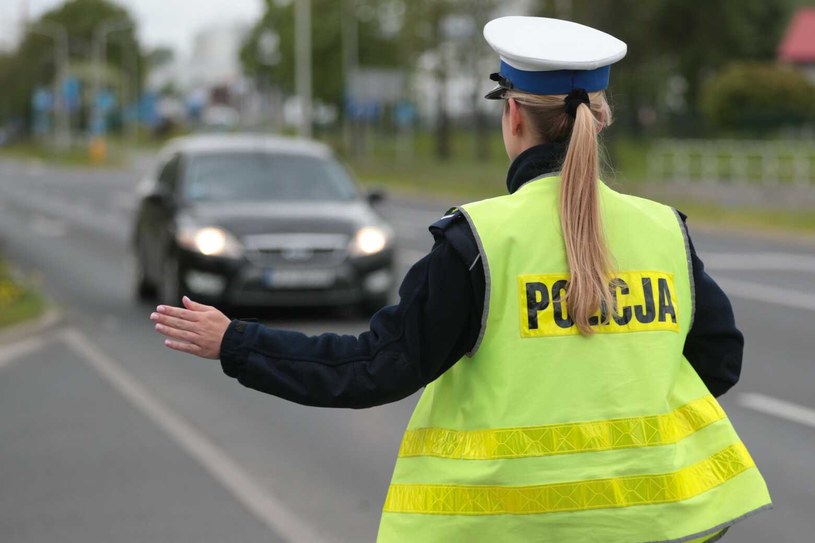 Policjant podczas kontroli może wlepić mandat również pasażerowi /PIOTR JEDZURA/REPORTER /East News