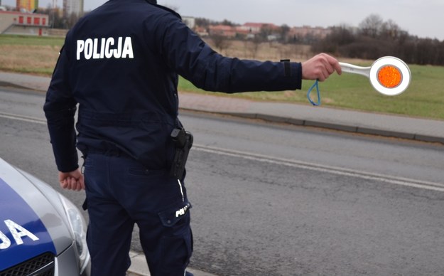 Policjant prowadzący kontrolę drogową /policja oświęcim /Policja