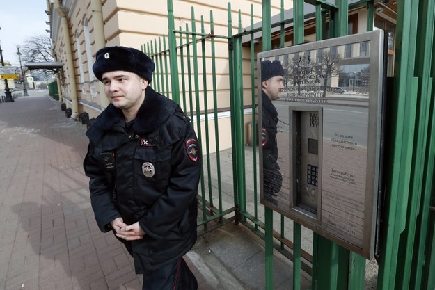 Policjant przed brytyjskim konsulatem w Sankt Petersburgu /ANATOLY MALTSEV  /PAP/EPA