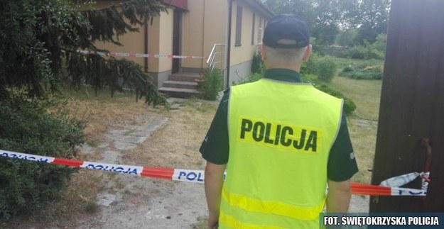 Policjant przed plebanią w Tarnawie /Świętokrzyska policja /