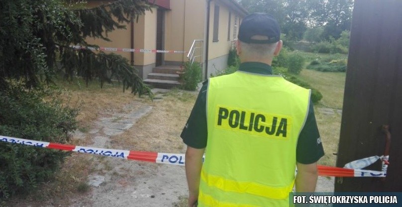 Policjant przed plebanią w Tarnawie /Świętokrzyska policja /