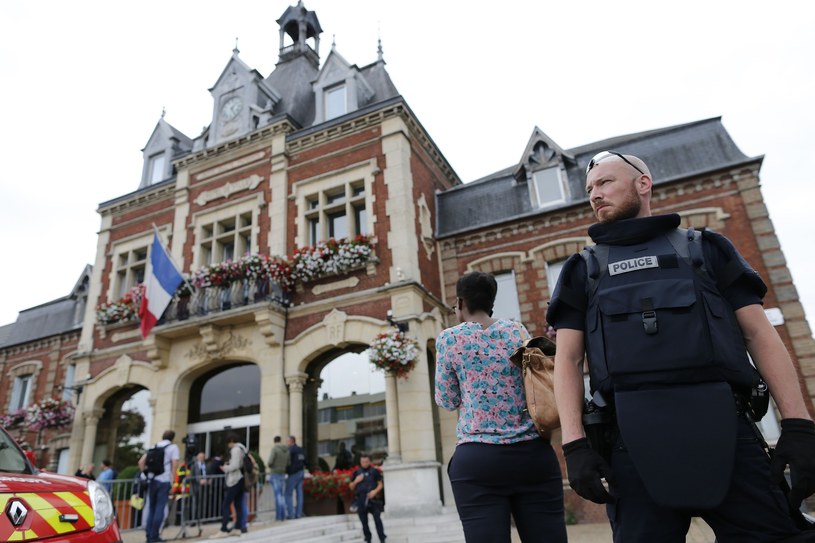 Policjant przed ratuszem w Saint-Etienne de Rouvray /AFP