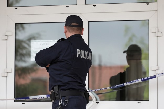 Policjant przed szkołą, na terenie której doszło do ataku (zdj. arch.) /Paweł Supernak /PAP