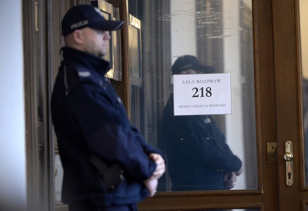 Policjant przed wejściem na salę rozpraw w Sądzie Okręgowym w Rzeszowie /Darek Delmanowicz /PAP