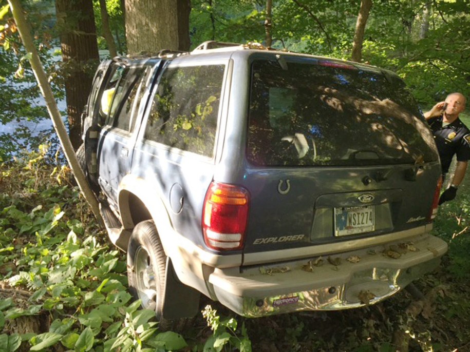 Policjant przy rozbitym samochodzie Kevina /INDIANA STATE POLICE  /PAP/EPA