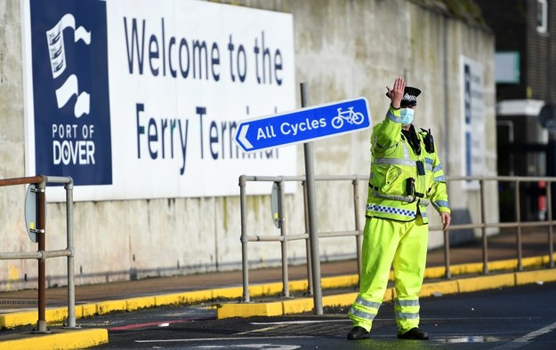 Policjant przy wjeździe do portu w Dover / 	ANDY RAIN    /PAP/EPA