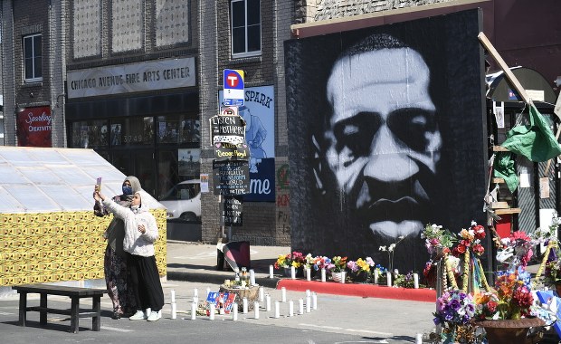 Policjant radził duszonemu George’owi Floydowi, by… głęboko oddychał. Proces trwa