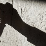 Policjant raniony nożem przez kobietę w trakcie interwencji w Radomiu