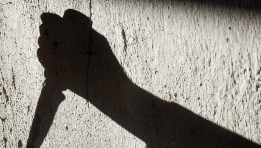 Policjant raniony nożem przez kobietę w trakcie interwencji w Radomiu