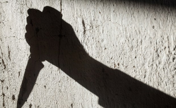 Policjant raniony nożem przez kobietę w trakcie interwencji w Radomiu