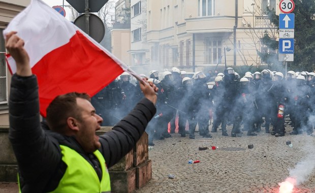 Policjant rzucił czymś w rolników. Jest postępowanie wewnętrzne 