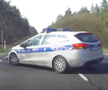 Policjant skręca w lewo, kierowca wyprzedza. Kto dostanie mandat?