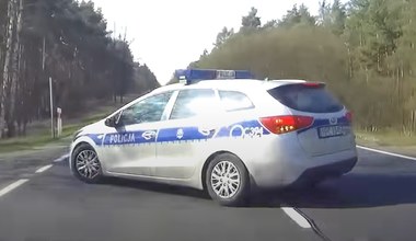 Policjant skręca w lewo, kierowca wyprzedza. Kto dostanie mandat?