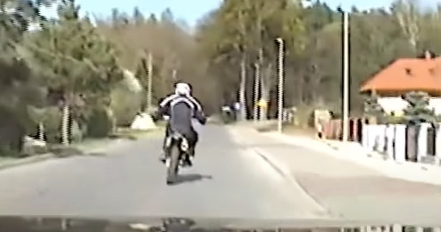 Policjant uderzył w motocyklistę, który spadł i dostał się pod koła radiowozu. Funkcjonariusz twierdzi, że nie zrobił tego celowo /Informacja prasowa