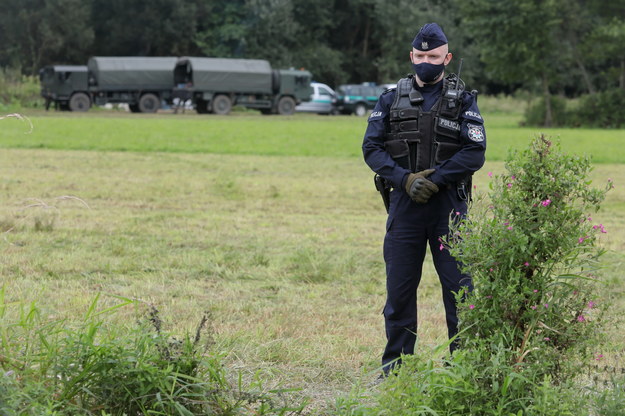 Policjant w pobliżu miejscowości Usnarz Górny / 	Artur Reszko    /PAP