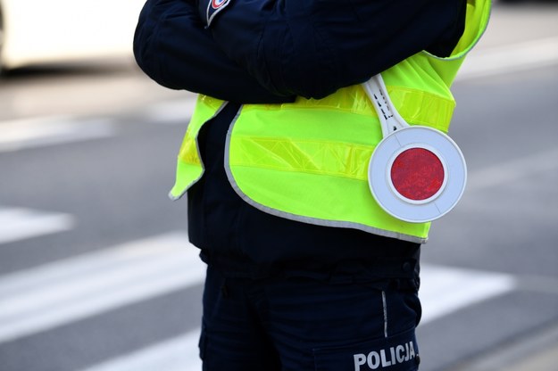 Policjant w trakcie kontroli prędkości podczas pierwszego dnia akcji „Znicz” /Darek Delmanowicz /PAP