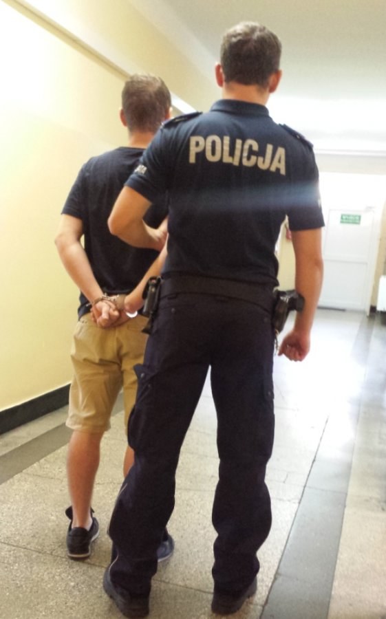 Policjant wraz z jednym z zatrzymanych /policja.waw.pl /Policja