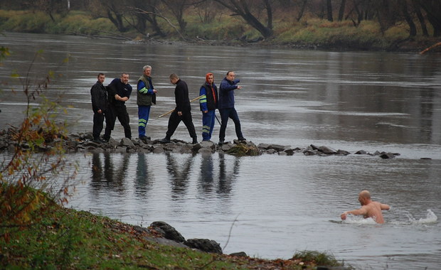 Policjant wskoczył do lodowatej wody. Uratował 92-latka