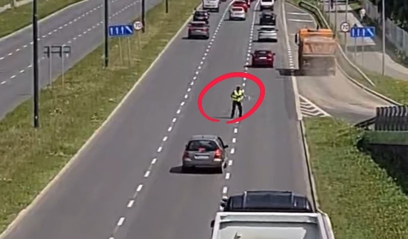 Policjant wychodzi na środek jezdni, tuż przed ciężarówką... /INTERIA.PL