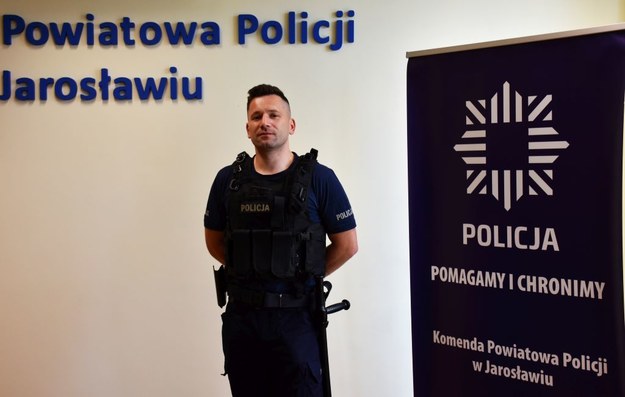 Policjant wydziału patrolowo-interwencyjnego jarosławskiej komendy /Podkarpacka Policja /Materiały prasowe