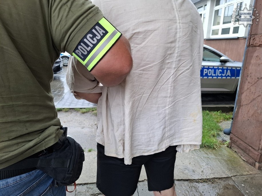 Policjant z jednym z zatrzymanych mężczyzn /KMP Częstochowa /Policja