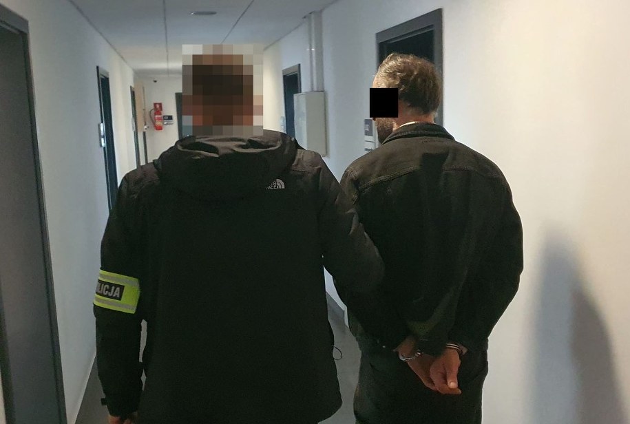 Policjant z jednym z zatrzymanych mężczyzn /KPP Ryki /Policja