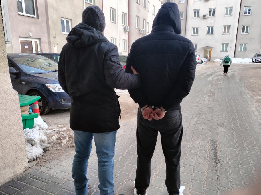 Policjant z jednym z zatrzymanych mężczyzn /Policja