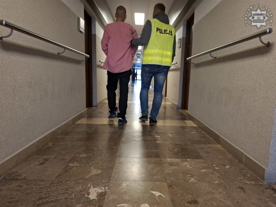 Policjant z jednym z zatrzymanych pseudokibiców /KMP Częstochowa /Policja