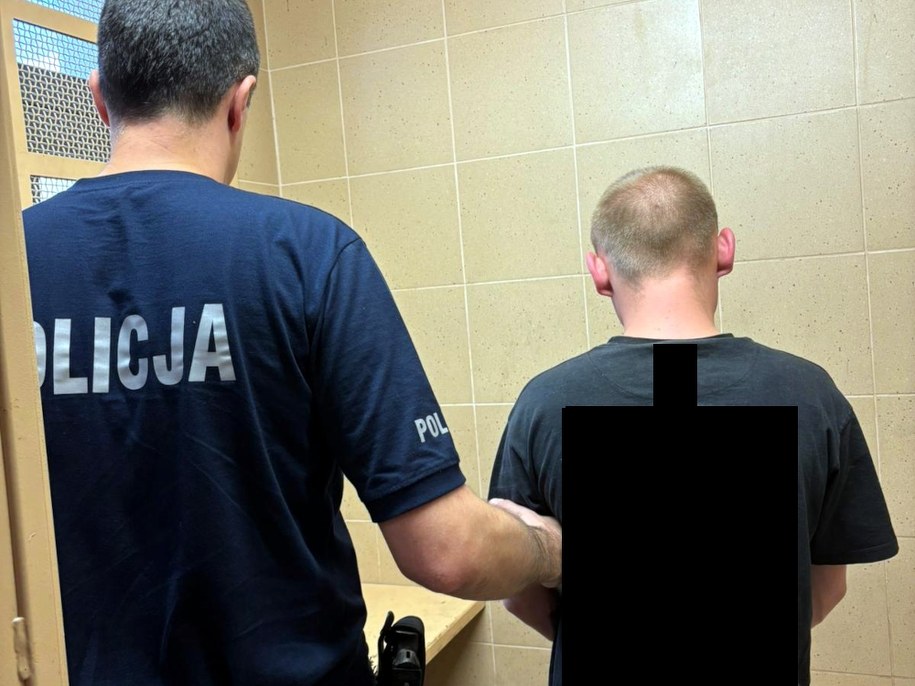 Policjant z jednym z zatrzymanych ws. pobicia nastolatka w Błoniu /Policja